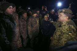 Президент  разом зі звільненими полоненими 