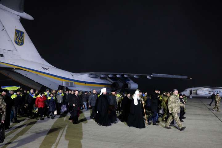 Звільнені з полону українці прибули в аеропорт «Бориспіль»