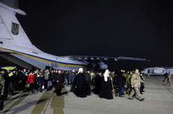 Звільнені з полону українці прибули в аеропорт «Бориспіль»