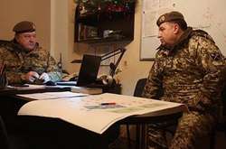  Петро Порошенко та Степан Полторак в очікуванні обміну полоненими 