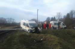 Біля Львова потяг протаранив карету швидкої допомоги