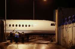 Літак на Мальті здуло вітром у будівлю