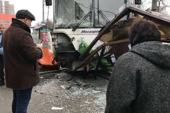 У Москві автобус протаранив зупинку, є потерпілі
