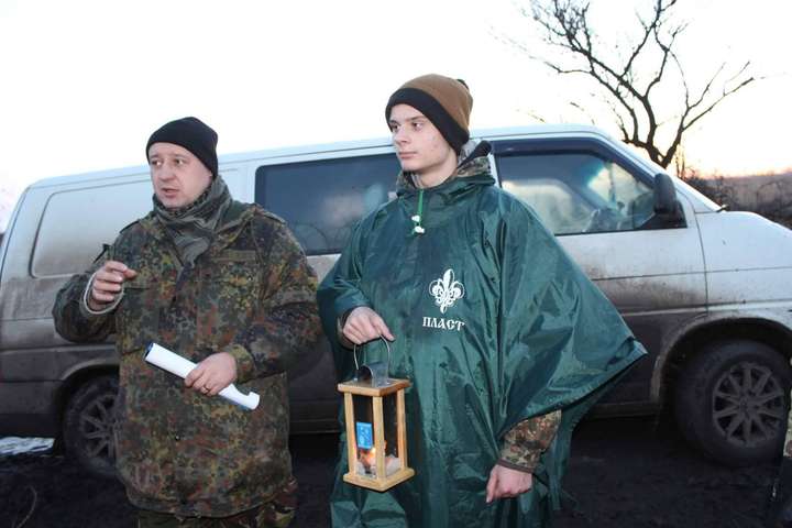 Волонтери передали бійцям на Луганщину Вифлеємський вогонь миру