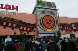  Поки силовики перевіряють торговитй центр в Омську, на вулицю довелося вийти сотням людей  
  Фото на omsk_vk  