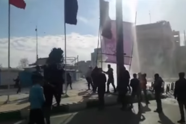Як іранська поліція акцію протесту розганяла: відео