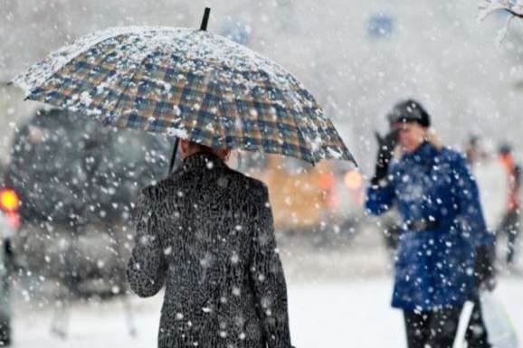 В останній день року в Україні обіцяють мокрий сніг