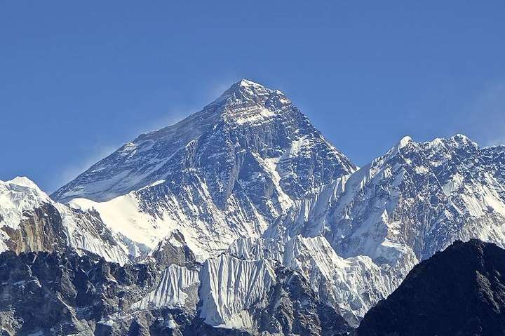 Влада Непалу заборонила сходити на Еверест самому