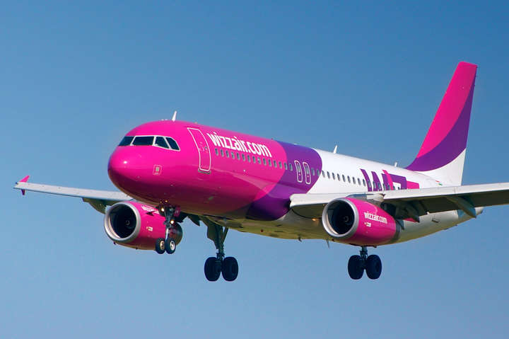 У літак Wizz Air влучила блискавка: лайнер здійснив незаплановану посадку