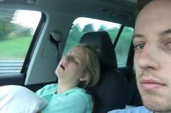 Семейный троллинг: Муж опубликовал смешные фото жены, которая всегда засыпает в поездках