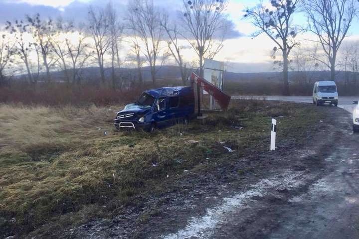 На Львівщині перекинувся пасажирський мікроавтобус, є постраждалі (фото)