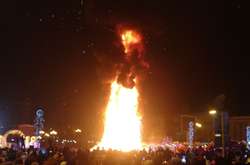 На Сахаліні вщент вигоріла головна новорічна ялинка