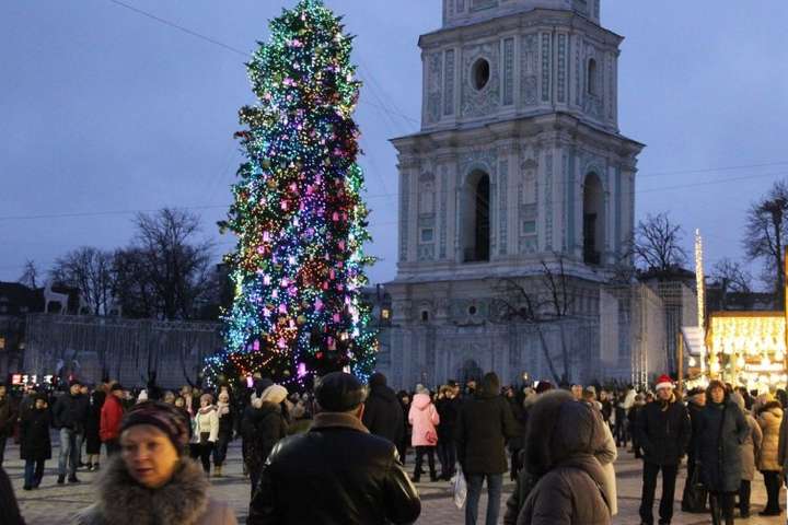 Новий рік у Києві: у центрі столиці зібралося кілька тисяч людей