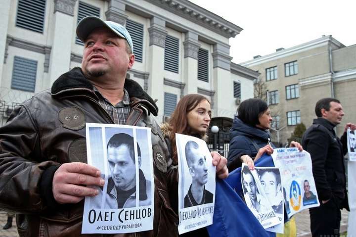 У Києві біля посольства РФ пройшов флешмоб на підтримку політв’язнів
