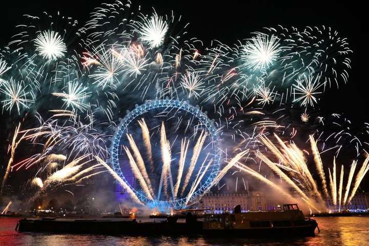 Лондон зустрів Новий рік вражаючим феєрверком на березі Темзи