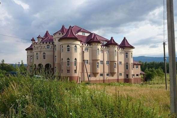 Палаци і замки закарпатського села Нижня Апша. Фотогалерея