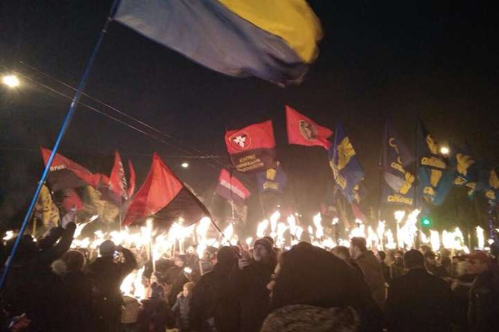 Смолоскипна хода у Києві: поліція нарахувала близько тисячі учасників