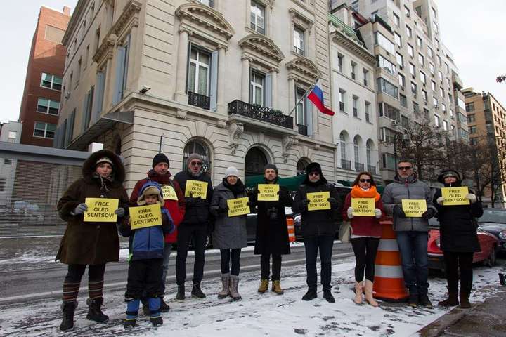 Активісти біля консульства РФ у Нью-Йорку вимагали звільнити Сенцова