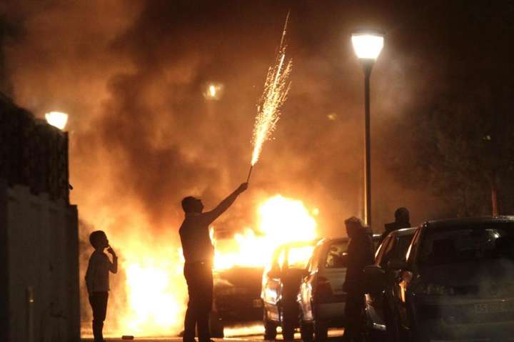 За новорічну ніч під Парижем хулігани підпалили 250 авто