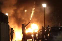 За новорічну ніч під Парижем хулігани підпалили 250 авто