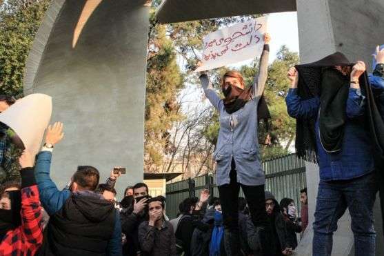 Протести в Ірані: убитий перший поліцейський 