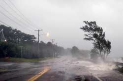 Ураган «Кармен»: 40 тисяч будинків у Франції залишилися без світла