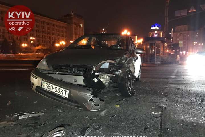 ДТП в центрі Києва: від потужного удару авто перекинулося
