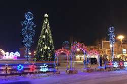 В Южно-Сахалинске заменили сгоревшую главную елку (фото)