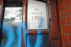 У Польщі невідомі влаштували напади на офіси депутатів керівної партії