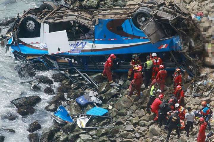 В Перу автобус зірвався у прірву: загинули понад 25 осіб