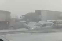 На трасі в США зіткнулися 35 автомобілів: загинула одна людина