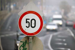 У населених пунктах рух транспортних засобів дозволяється із швидкістю не більше 50 км/год