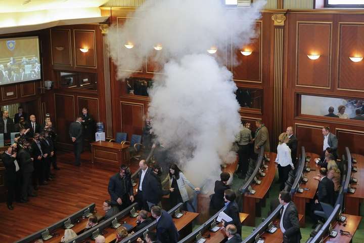 У Косово чотирьох депутатів засудили за сльозогінний газ у парламенті