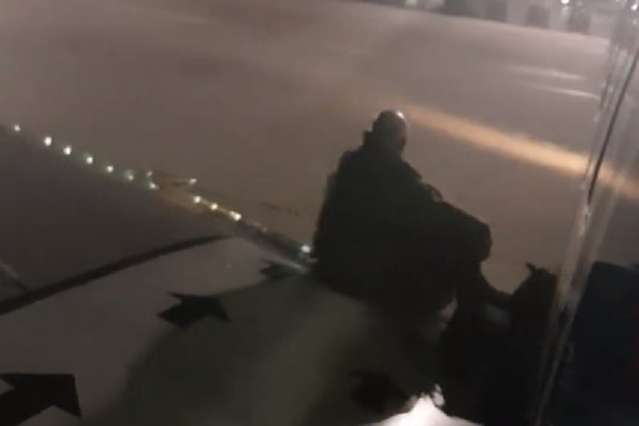 Нетерплячий пасажир літака Ryanair вийшов через аварійний вихід і пішов на крило