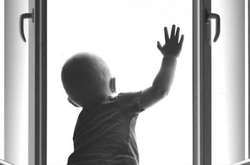 В Івано-Франківську немовля випало з вікна на сьомому поверсі і вижило