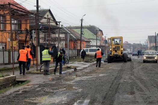 В селі на Закарпатті влада взялась ремонтувати дорогу після протестів мешканців