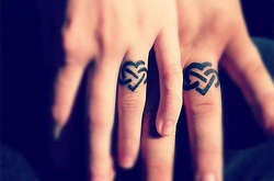 Без золота и серебра: татуировки, которые могут заменить обручальные кольца