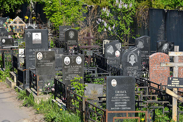 Жителів Мурманська привітали з Новим роком пропозицією купити надгробний пам'ятник