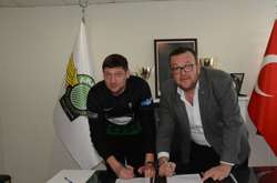 Євген Селезньов підписує контракт. Фото ФК &laquo;Акхісар&raquo;