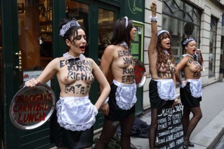 Активістки Femen роздяглися перед Ердоганом у Парижі