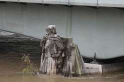 Парижу загрожує повінь