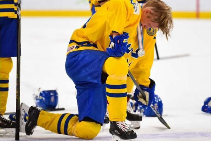 Шведський хокеїст викинув медаль після поразки у фіналі (відео)