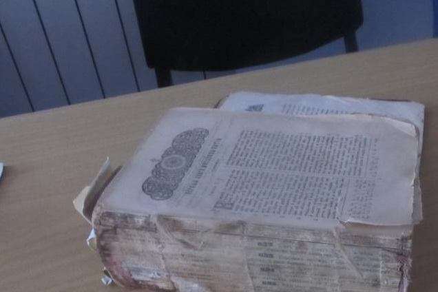Громадянин Молдови намагався вивезти з України старовинну Біблію
