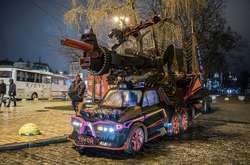  У Києві на Софійській площі з'явився&nbsp; шестиколісний автомобіль &nbsp;з дивним дизайном 