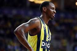 Гравець «Фенербахче» отримав жахливу травму, впавши на голову після слем-данка (відео)