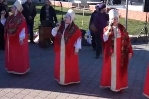 Кримський хор у російських костюмах заспівав українські колядки
