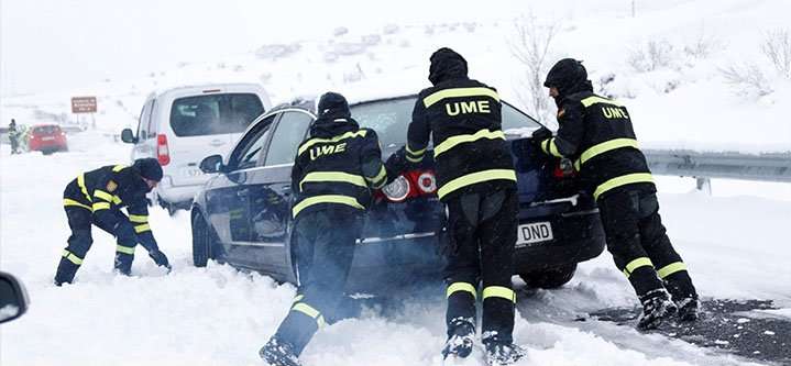В Іспанії через снігопади сотні автівок майже добу стояли у заторі