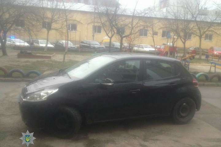 У Львові жінка-водій провезла патрульного на капоті півкілометра