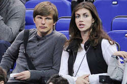 Дружину відомого російського футболіста зняли з літака за деструктивну поведінку