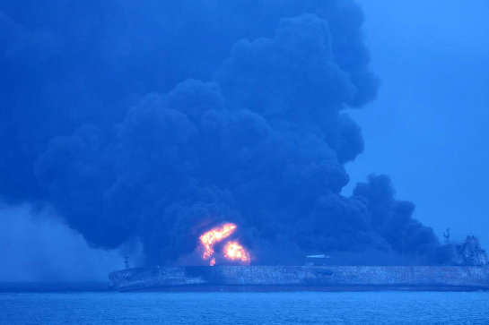 Китай заявив про загрозу вибуху танкера, охопленого пожежею біля китайського узбережжя
